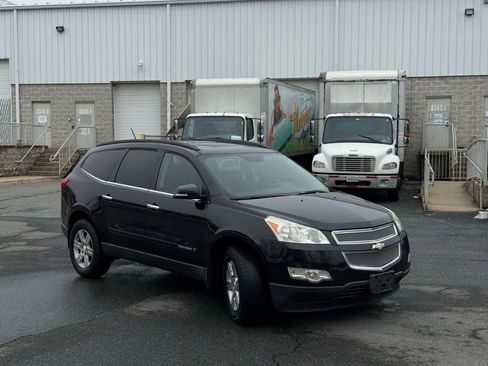 Used 2009 Chevrolet Traverse LT image 2