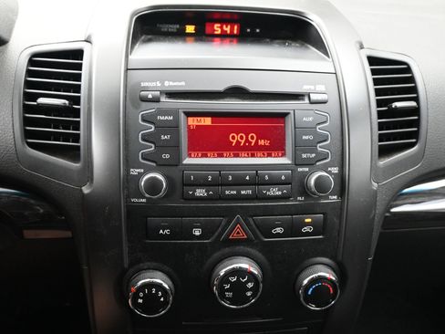 Used 2012 Kia Sorento LX w/ Third Row Pkg image 15