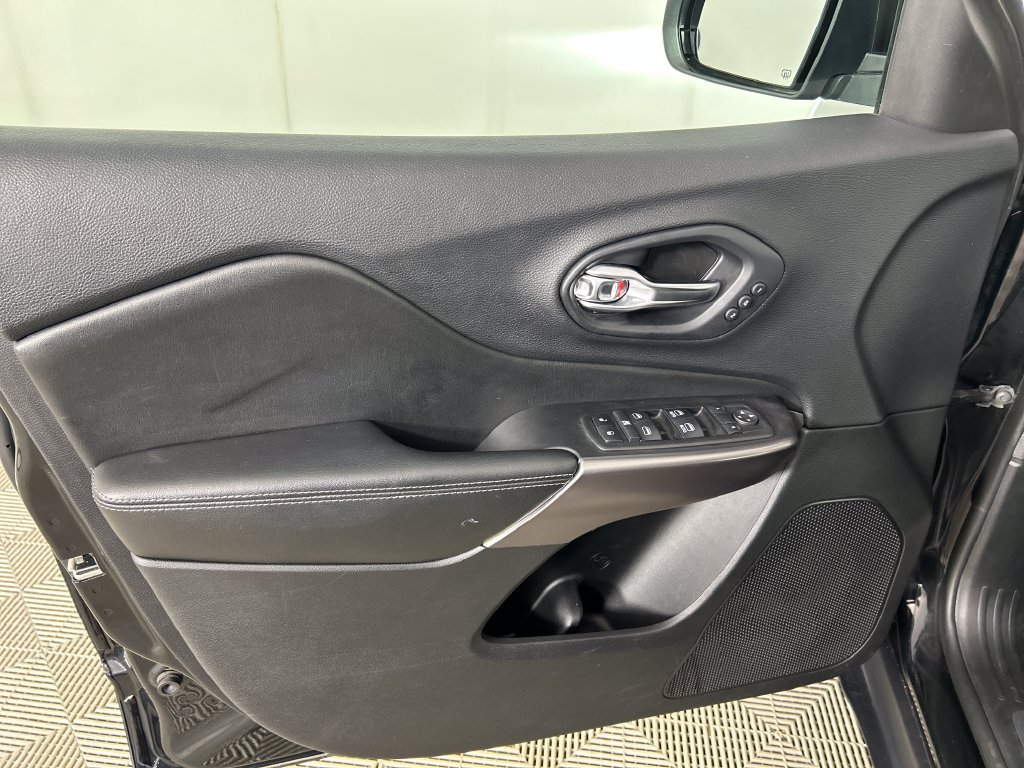 Used 2019 Jeep Cherokee Limited AWD/4WD image 11