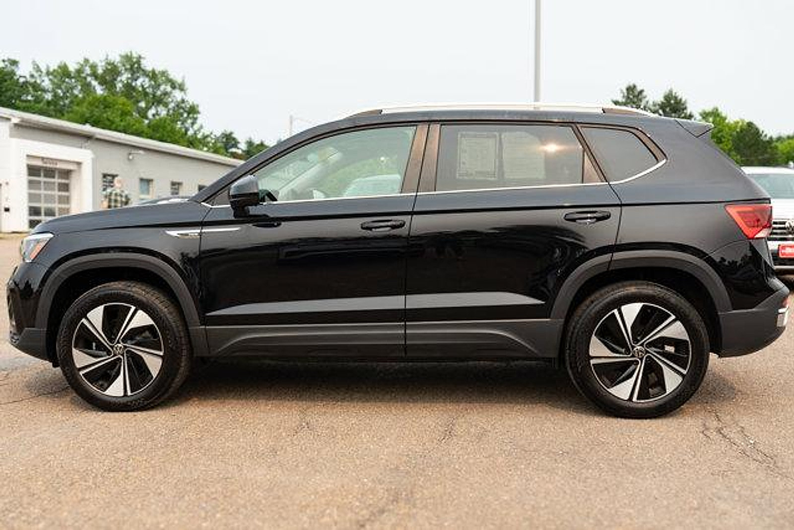 Certified 2024 Volkswagen Taos SE w/ Panoramic Sunroof Package AWD/4WD image 3
