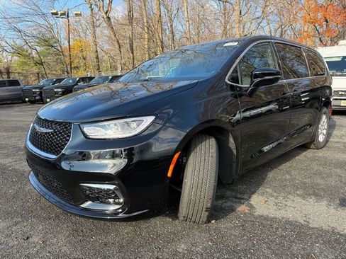 New 2026 Chrysler Pacifica Select image 3