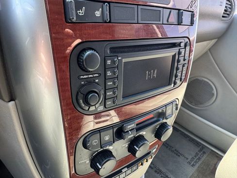 Used 2007 Chrysler Town & Country Touring FWD image 2