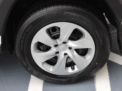 Certified 2021 Toyota RAV4 LE AWD/4WD image 31