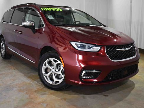 Used 2023 Chrysler Pacifica Limited w/ Trailer Tow Group image 3