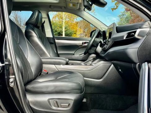 Used 2022 Toyota Highlander Platinum image 3