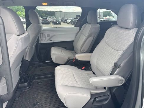 Used 2026 Toyota Sienna LE AWD/4WD image 12