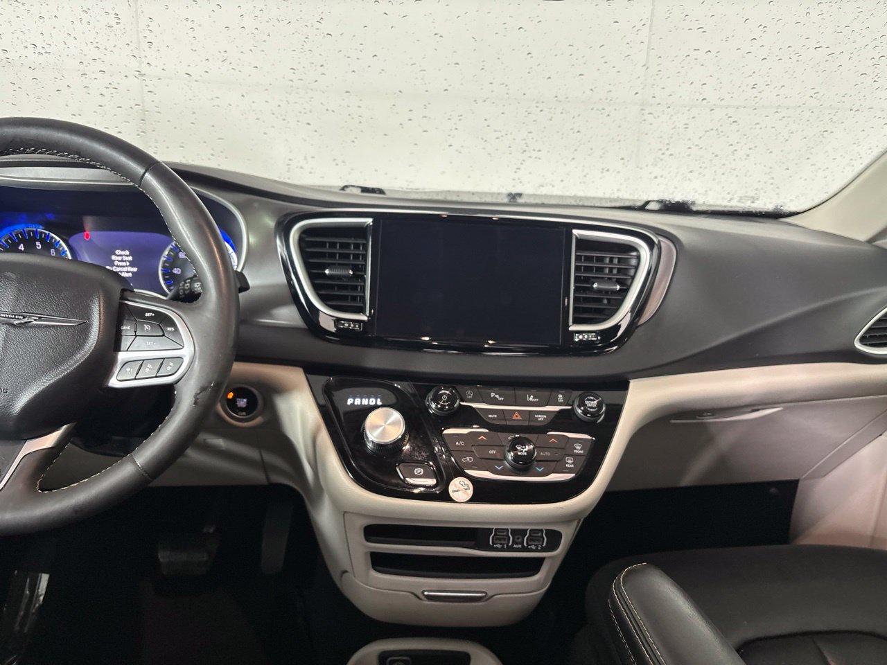 Used 2024 Chrysler Pacifica Touring-L FWD image 18