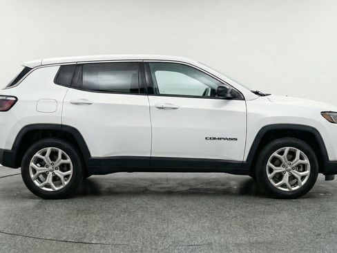 Used 2025 Jeep Compass Latitude image 11