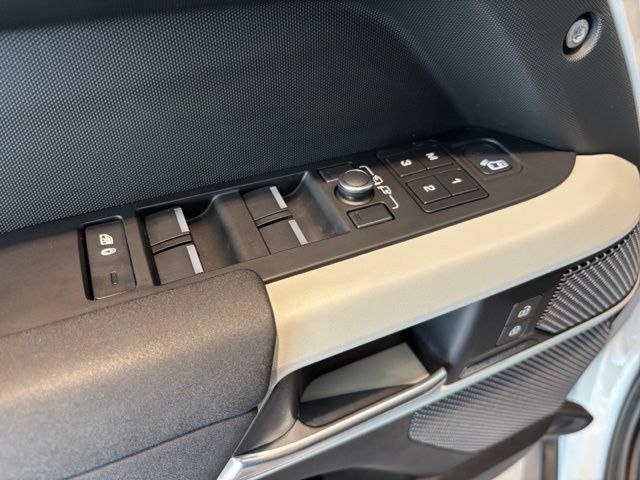 Used 2022 Land Rover Defender 110 X-Dynamic SE AWD/4WD image 9