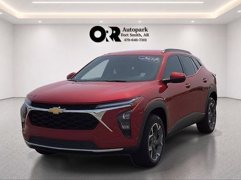 Used 2025 Chevrolet Trax LT FWD image 2
