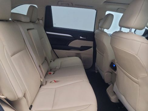 Used 2019 Toyota Highlander SE image 19