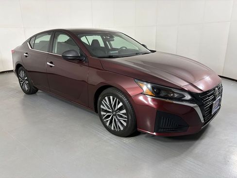 Used 2024 Nissan Altima 2.5 SV FWD image 4