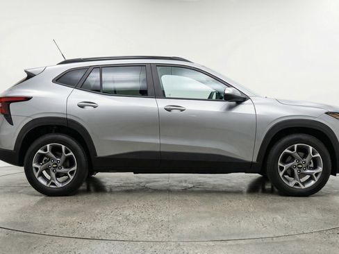 Used 2025 Chevrolet Trax LT w/ LT Convenience Package FWD image 11