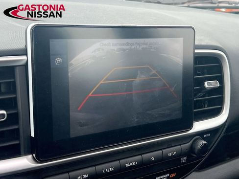 Used 2025 Hyundai Venue SEL image 17