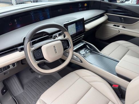Used 2025 Lincoln Nautilus Premier AWD/4WD image 8