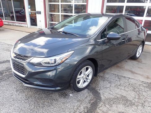 Used 2017 Chevrolet Cruze LT w/ Convenience Package image 2