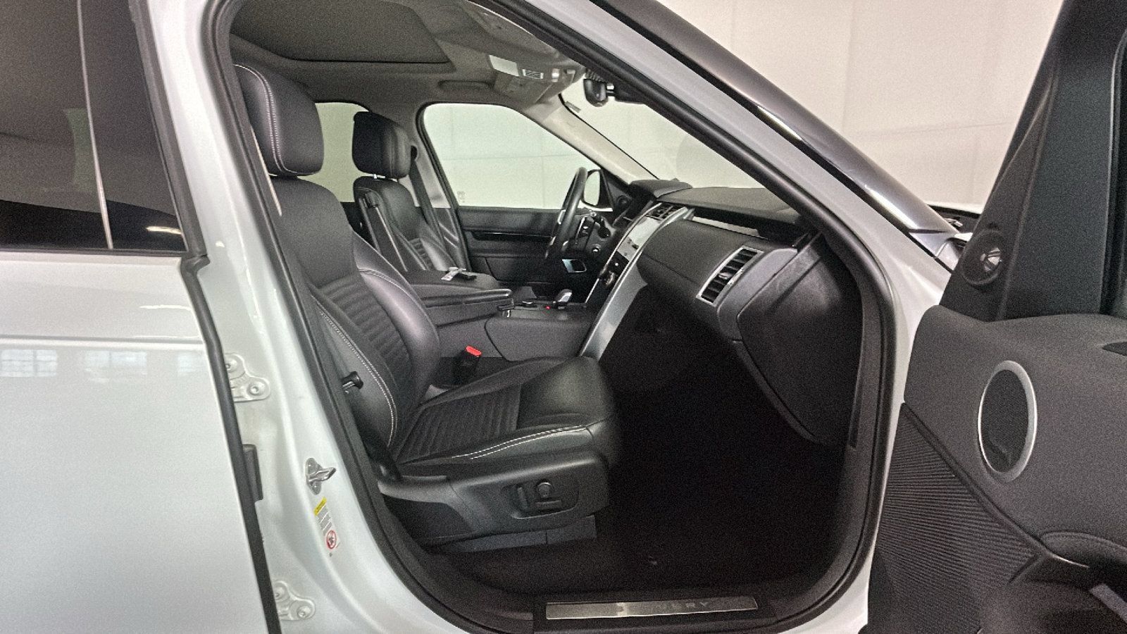 Used 2024 Land Rover Discovery S AWD/4WD image 33