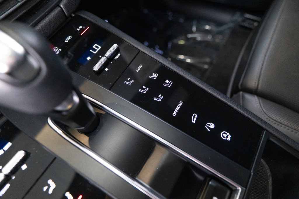 Certified 2023 Porsche Macan AWD/4WD image 26