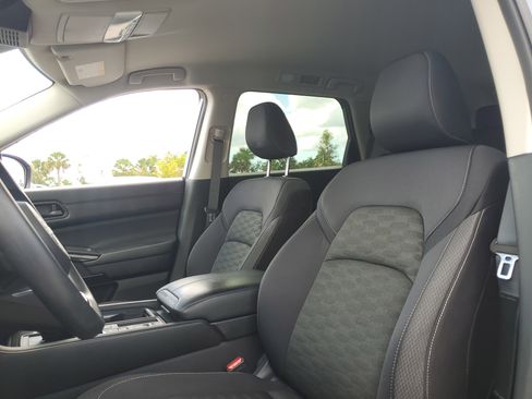 Used 2024 Nissan Pathfinder S image 23