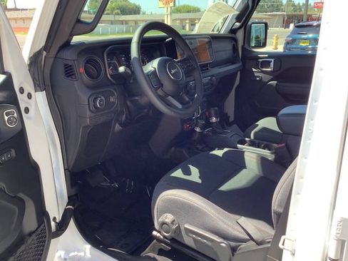 Used 2025 Jeep Wrangler Unlimited Rubicon w/ Convenience Group AWD/4WD image 7