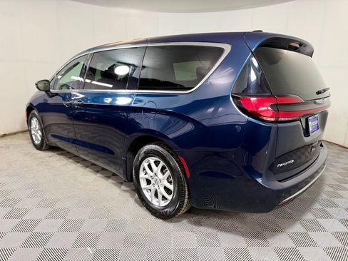Used 2023 Chrysler Pacifica Touring-L FWD image 4