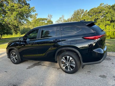 Used 2023 Toyota Highlander XLE AWD/4WD image 4