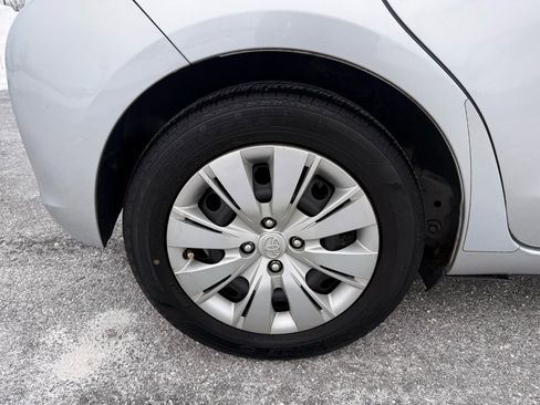 Used 2012 Toyota Yaris LE image 33