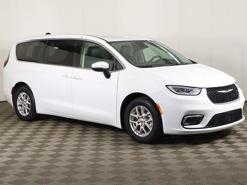 Used 2023 Chrysler Pacifica Touring-L FWD image 2