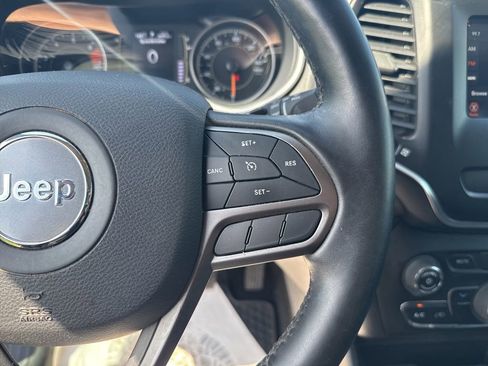 Used 2020 Jeep Cherokee Latitude Plus w/ Cold Weather Group AWD/4WD image 16