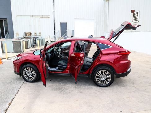 Certified 2024 Toyota Venza XLE image 11