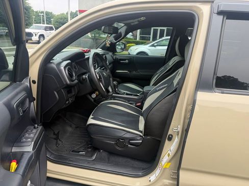 Used 2019 Toyota Tacoma TRD Sport AWD/4WD image 7