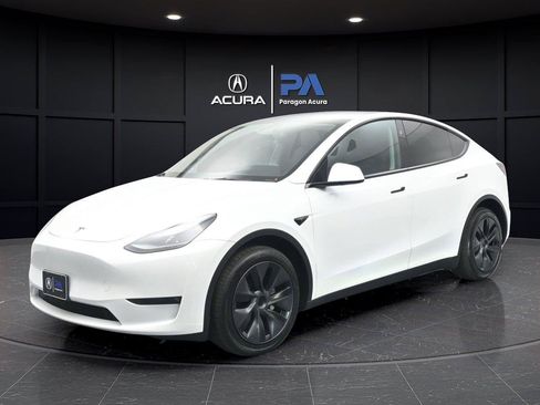 Used 2024 Tesla Model Y Long Range AWD/4WD image 1