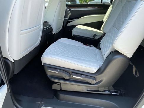 New 2026 Cadillac Escalade ESV Platinum Sport w/ LPO, ONYX Package AWD/4WD image 13