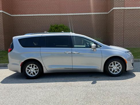 Used 2020 Chrysler Pacifica Touring-L FWD image 13