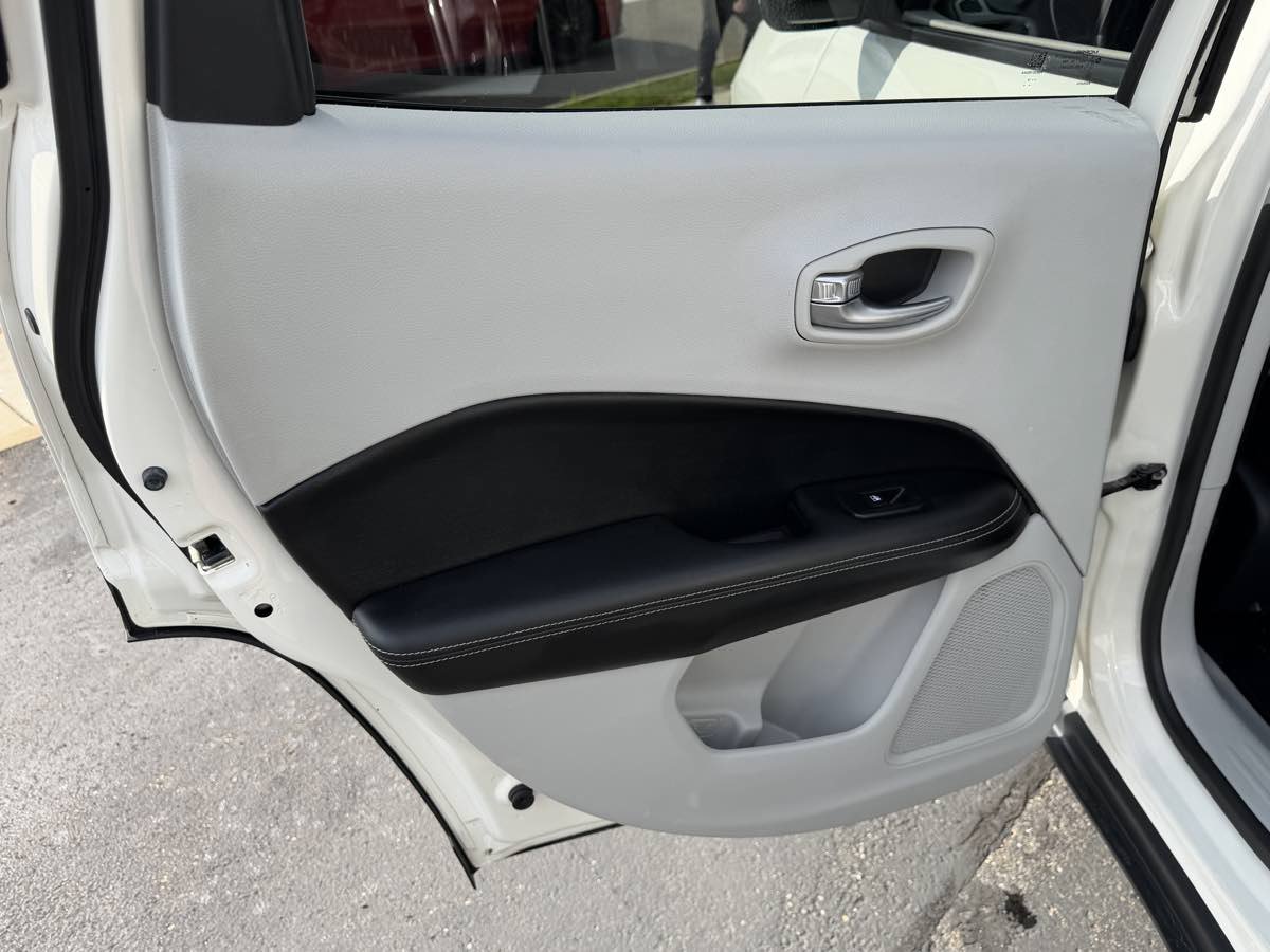 Used 2018 Jeep Compass Latitude w/ Popular Equipment Group AWD/4WD image 14