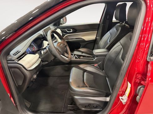 Used 2025 Jeep Compass Limited image 10