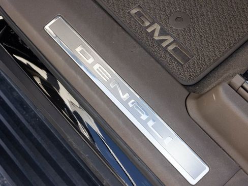 Used 2021 GMC Yukon Denali w/ Denali Ultimate Package image 28