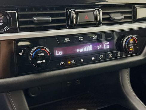 Used 2025 Nissan Pathfinder SV FWD image 23