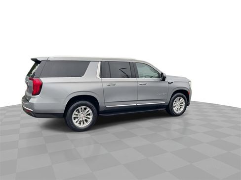 Used 2023 GMC Yukon XL SLT w/ SLT Luxury Package image 8