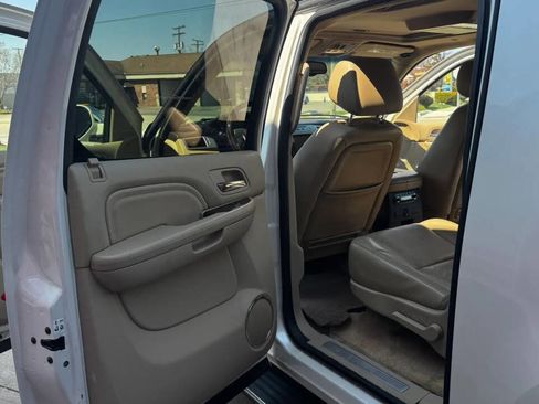 Used 2011 Cadillac Escalade ESV Luxury image 19