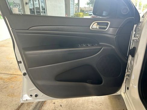 Used 2017 Jeep Grand Cherokee Altitude RWD image 37