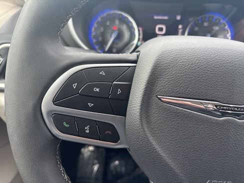 Used 2024 Chrysler Pacifica Touring-L FWD image 30