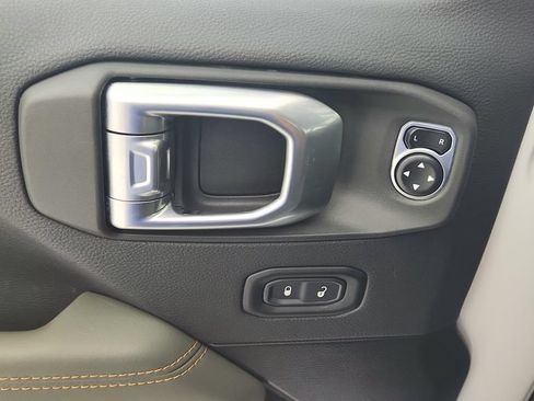 Used 2024 Jeep Gladiator Mojave AWD/4WD image 24