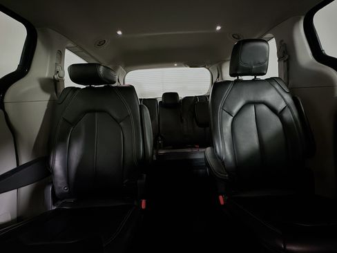 Used 2023 Chrysler Pacifica Touring-L image 30