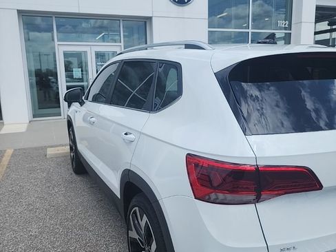 Used 2023 Volkswagen Taos SEL image 2