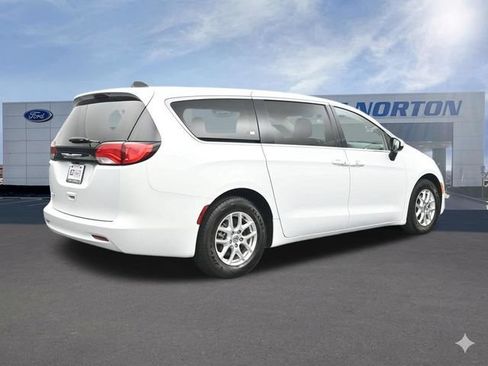 Used 2022 Chrysler Voyager LX FWD image 13