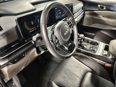 Used 2025 Kia Carnival image 22