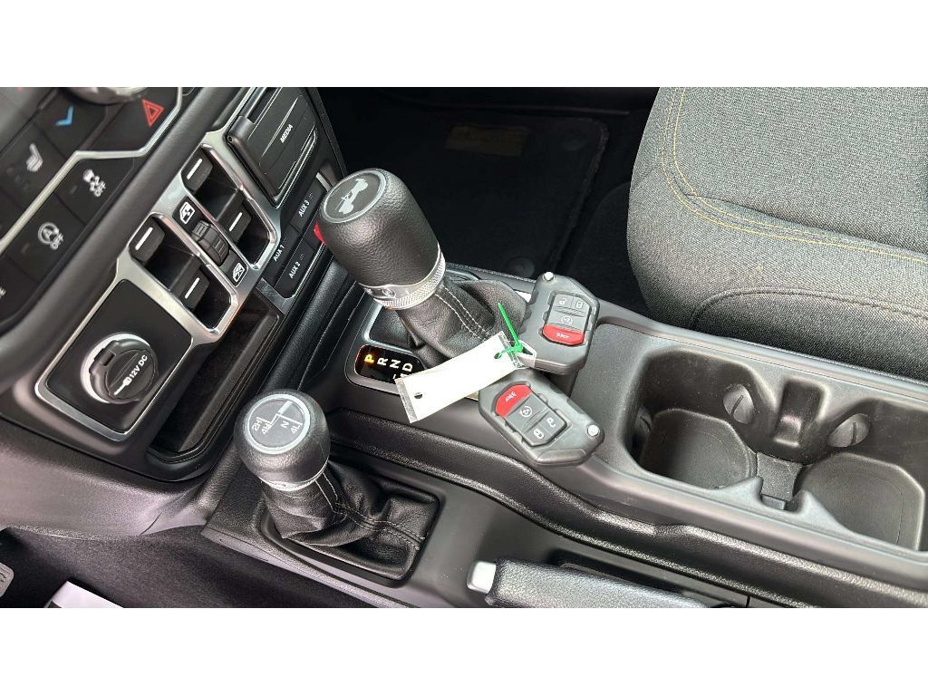 Used 2025 Jeep Wrangler Unlimited Sahara AWD/4WD image 22