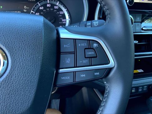 Used 2024 Toyota Highlander XLE image 23