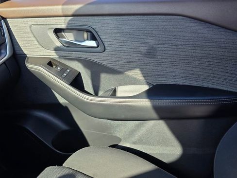 Used 2023 Nissan Rogue SV image 27